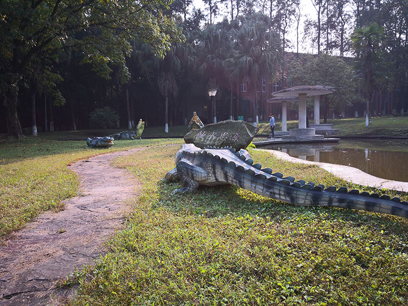 在举办灯会之前大概需要采购大批量的花灯彩灯，如果想要能够保证质量以及价格都符合自己的要求，建议大家需要在专业正规的厂家来进行大批量定制生产，只有这样才可以让价格定位更合理，而且在质量方面大家可以更有保障，在进行批发的时候如果想了解价格定位是否合理，建议大家一定要了解下面这些影响价格的因素。
